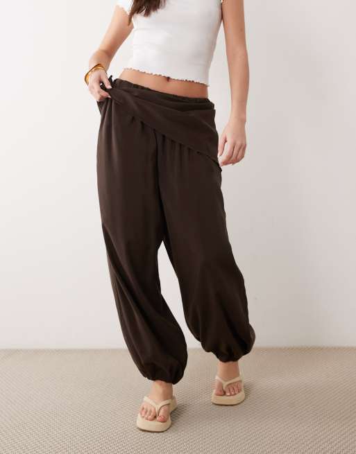 ASOS DESIGN - Broek met modallook, ballonpijpen en gestrikte taille in chocoladebruin, 2 van 5