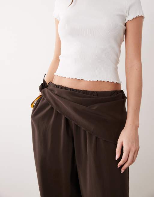 ASOS DESIGN - Broek met modallook, ballonpijpen en gestrikte taille in chocoladebruin, 3 van 5