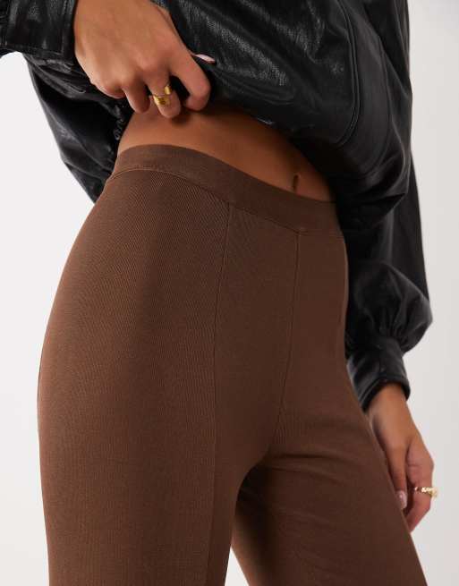 ASOS DESIGN broek met naaddetail en stirrups in chocoladebruin, 4 van 5