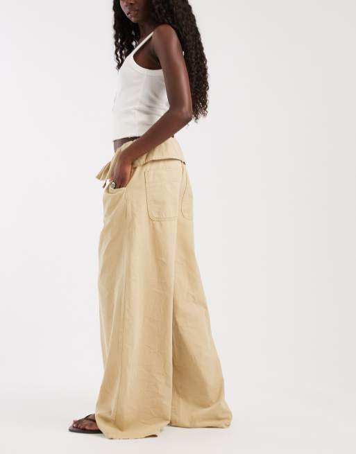 ASOS DESIGN broek met omslag in de taille en wijde pijpen in stone, 2 van 5