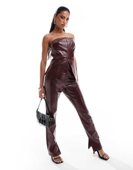 ASOS DESIGN - Broek met rechte pijpen en enkelsplit met gebarsten leerlook in rood