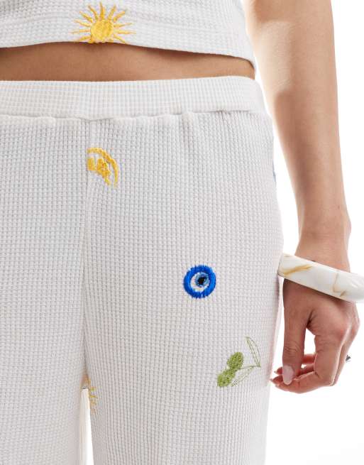 ASOS DESIGN - Broek met rechte pijpen en geborduurde vakantie-print in wit, deel van co-ord set, 3 van 5