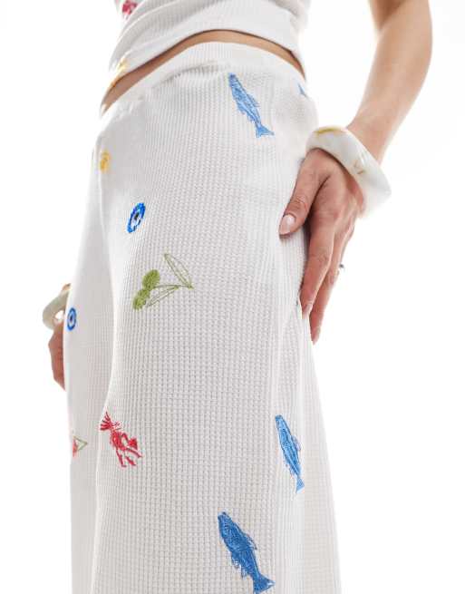 ASOS DESIGN - Broek met rechte pijpen en geborduurde vakantie-print in wit, deel van co-ord set, 4 van 5