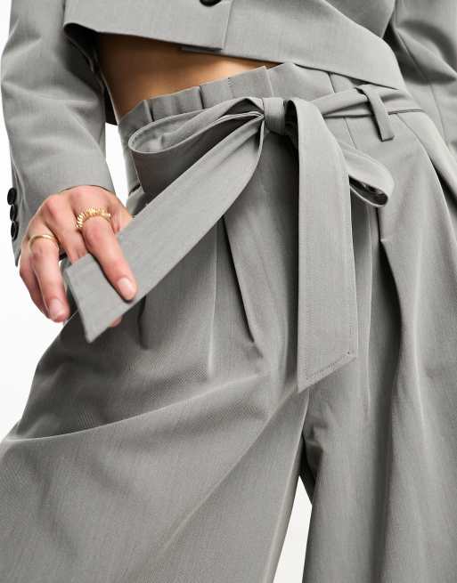 ASOS DESIGN - Broek met taille met plooirand en riem in lichtgrijs, deel van co-ord set, 2 van 4