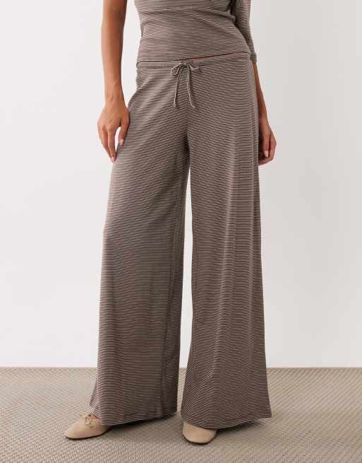 ASOS DESIGN broek met wijde pijpen co-ord set in chocoladebruine streep, 2 van 5