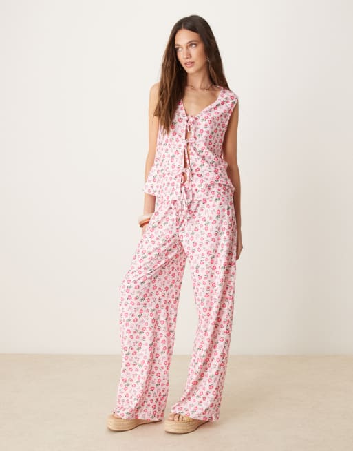ASOS DESIGN - Broek met wijde pijpen en gestrikte voorkant in roze met fijne bloemenprint