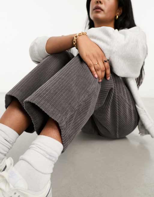 ASOS DESIGN - Broek met wijde, rechte pijpen van corduroy in grijs, 3 van 4