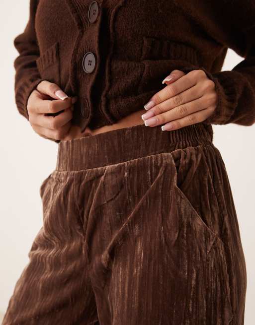 ASOS DESIGN - Broek van gekreukt fluweel met elastische taille in chocoladebruin, 4 van 5