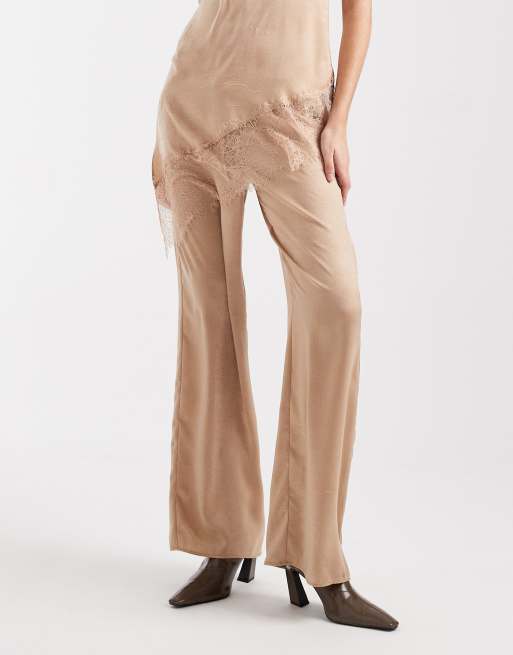 ASOS DESIGN - Broek van gekreukt satijn met wijde pijpen en elastische taille in beige, 2 van 5