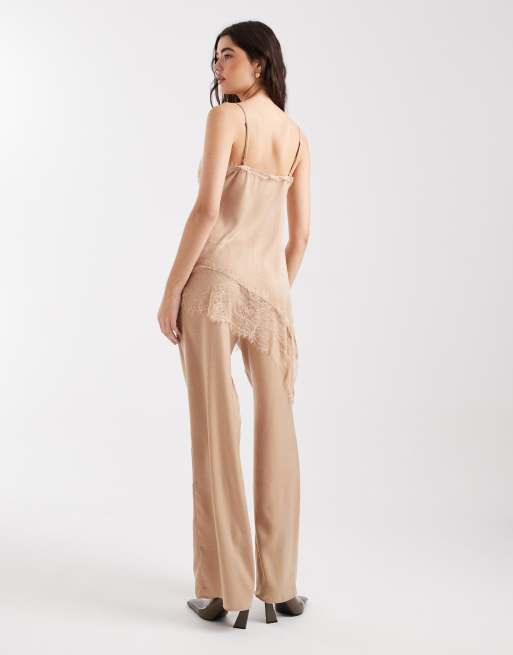 ASOS DESIGN - Broek van gekreukt satijn met wijde pijpen en elastische taille in beige, 4 van 5