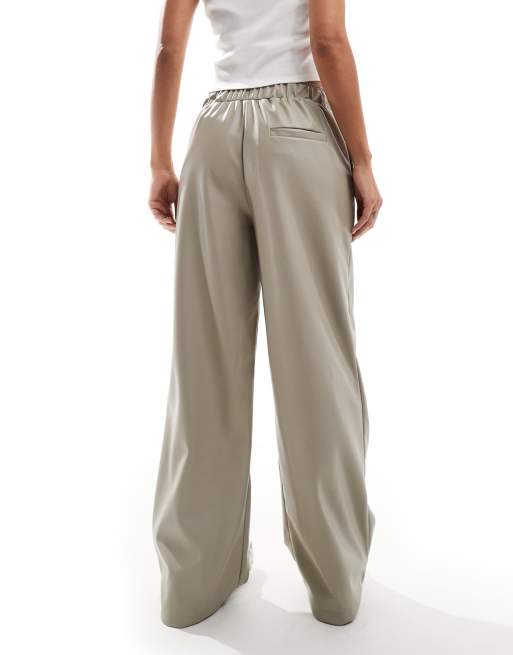 ASOS DESIGN - Broek van imitatieleer met wijde pijpen en elastische taille in stone, 2 van 5