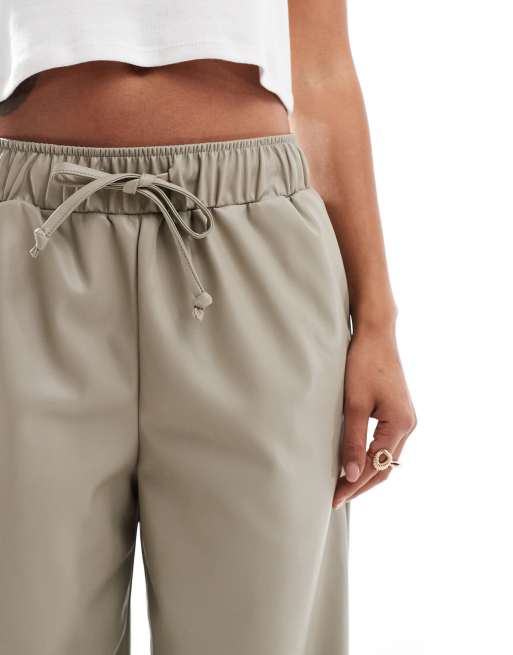 ASOS DESIGN - Broek van imitatieleer met wijde pijpen en elastische taille in stone, 3 van 5