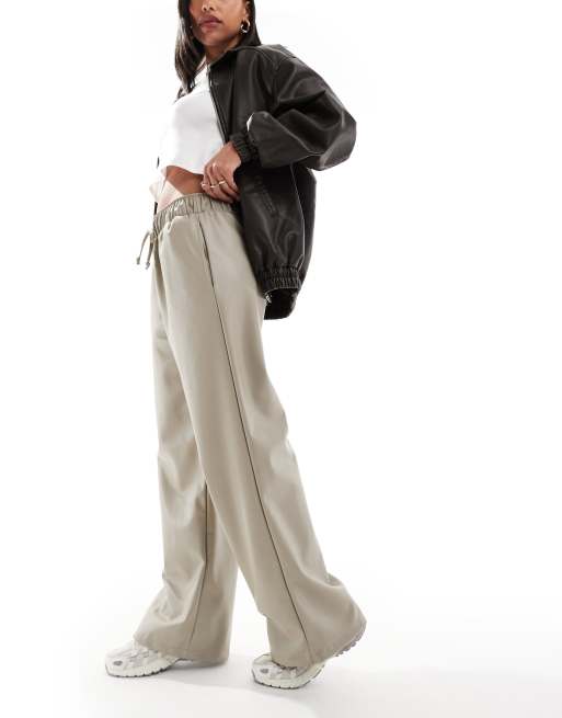 ASOS DESIGN - Broek van imitatieleer met wijde pijpen en elastische taille in stone, 5 van 5