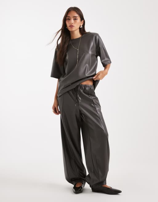 ASOS DESIGN - Broek van imitatieleer met wijde ronde pijpen en elastische taille in grijs, deel van co-ord set