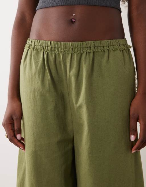 ASOS DESIGN broek van linnenmix met elastische taille en barrel leg met onafgewerkte naaddetails in kaki, 4 van 5