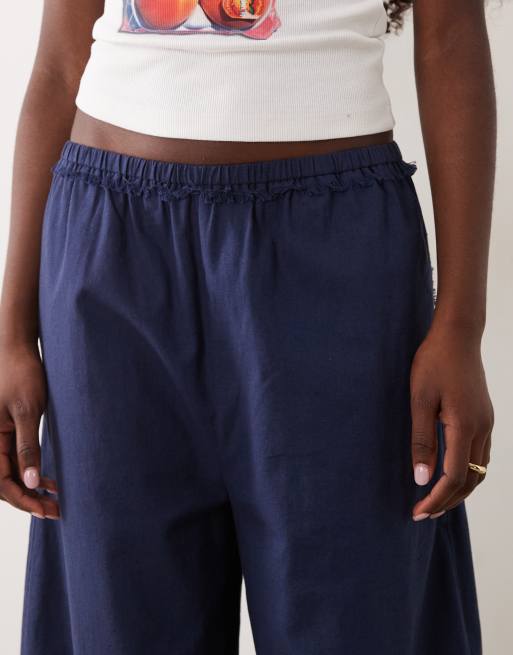 ASOS DESIGN broek van linnenmix met elastische taille en barrel leg met onafgewerkte naaddetails in navy, 4 van 5
