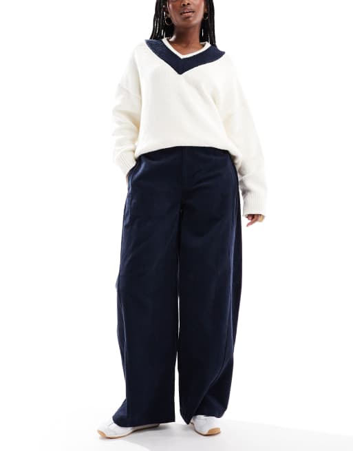 ASOS DESIGN - Broek van smalle corduroy met extreem gebogen pijpen en naaddetail in marineblauw
