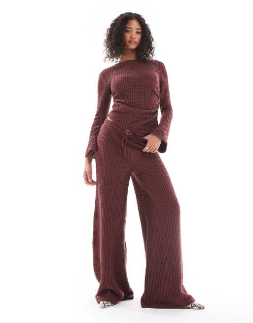 ASOS DESIGN - Broek van superzachte stof met bubbelstructuur en wijde pijpen in bruin, deel van co-ord set