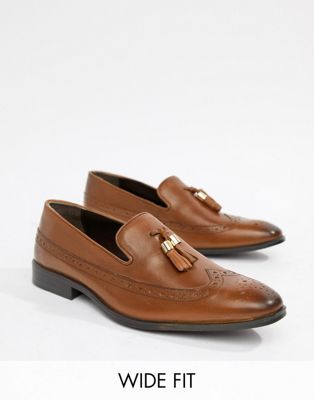 ASOS Design - Brogue-loafers in brede pasvorm van bruin leer met gouden kwastjes-Lichtbruin