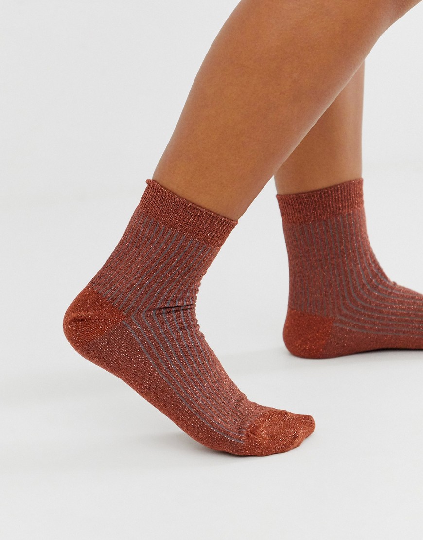 ASOS DESIGN bronze glitter rib ankle socks-Gold