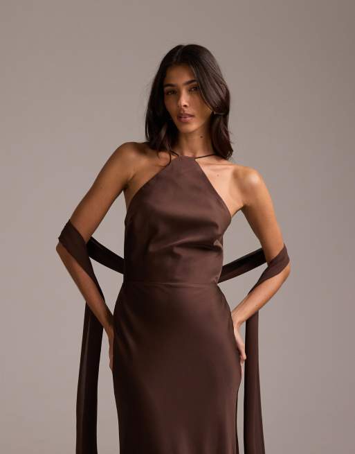 ASOS DESIGN - Brudepiger - Chokoladebrun halterneck-maxikjole i satin med halstørklædedetalje, 2 af 5