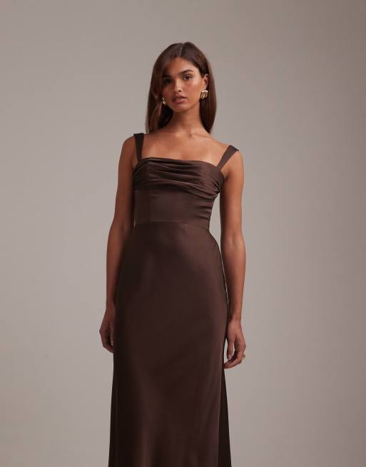 ASOS DESIGN - Brudepiger - Chokoladebrun maxikjole i satin med søjlesnit og draperinger over brystet, 2 af 6
