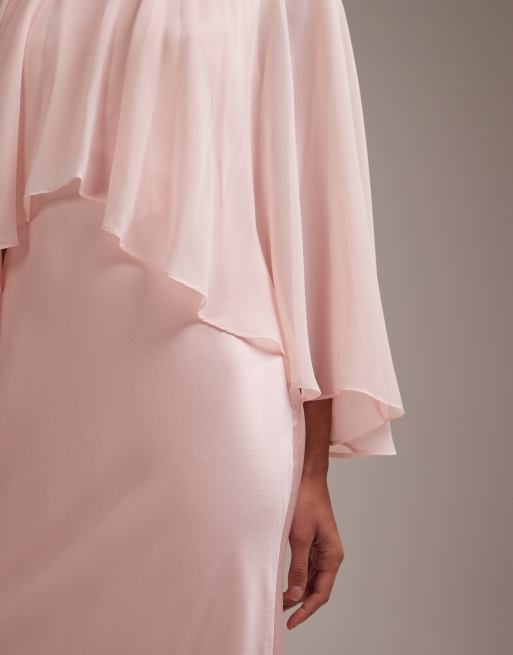 ASOS DESIGN - Brudepiger - Lyserød satinkjole med kappeoverlag i gennemsigtigt chiffon samt skråsnit, 2 af 5