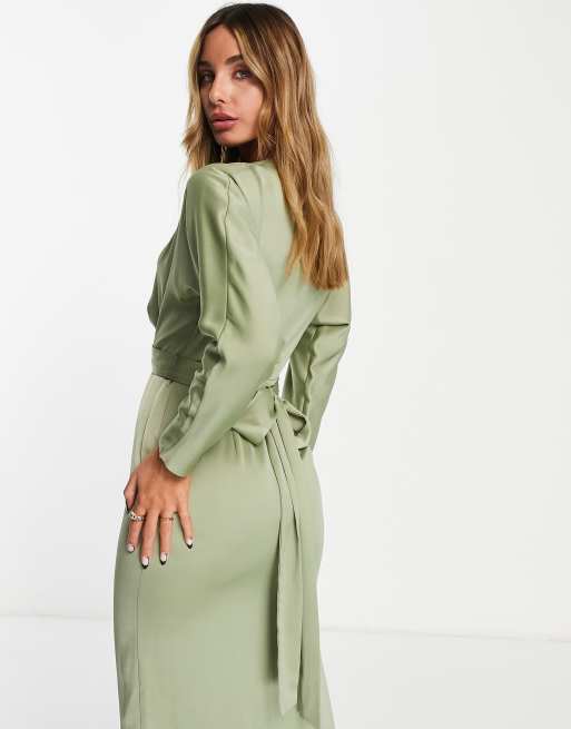ASOS DESIGN – Brudtärnor – Olivgrön maxiklänning med omlottdesign i midjan och pingvinärm, 2 av 4
