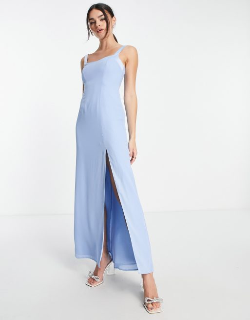 ASOS DESIGN – Brudtärnor – Puderblå maxiklänning i satin med rundad halsringning och slits