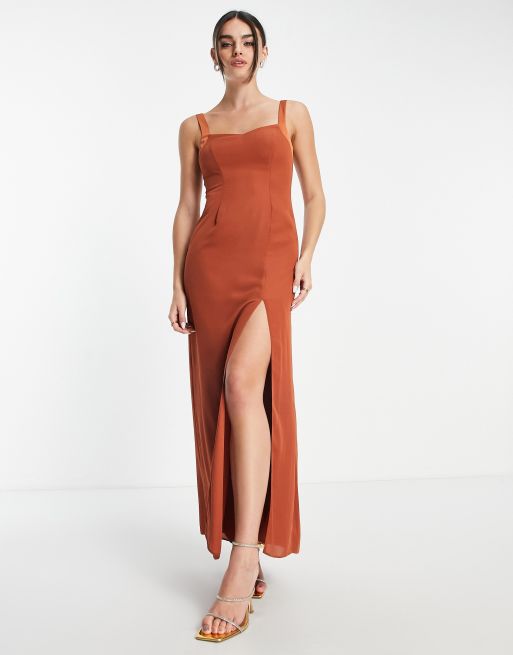ASOS DESIGN – Brudtärnor – Roströd maxiklänning i satin med rund halsringning och slits , 4 av 4