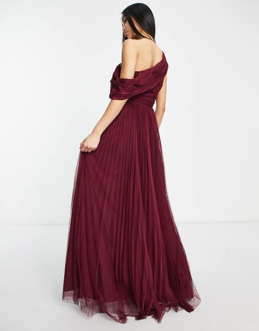 ASOS DESIGN – Brudtärnor – Vinröd maxiklänning i tyll och off shoulder-modell med plisserad kjol, 3 av 4
