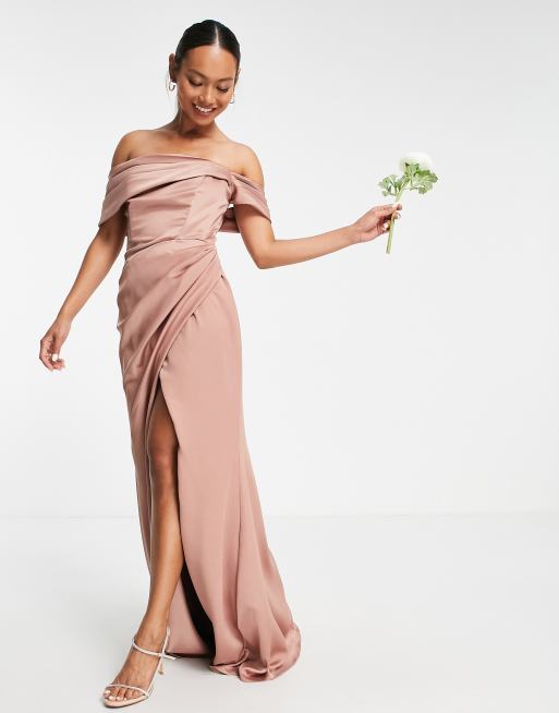 ASOS DESIGN - Bruidsmeisjes - Gedrapeerde maxi bardot-jurk van satijn met overslag in kaneelroze