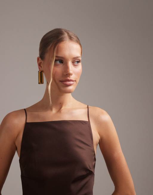 ASOS DESIGN - Bruidsmeisjes - Hoogsluitende maxi-kokerjurk met gestrikte bandjes in chocoladebruin, 2 van 5