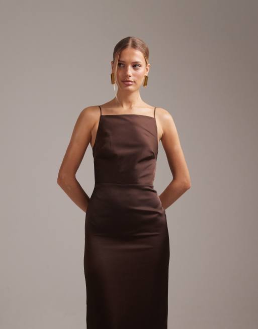 ASOS DESIGN - Bruidsmeisjes - Hoogsluitende maxi-kokerjurk met gestrikte bandjes in chocoladebruin, 4 van 5