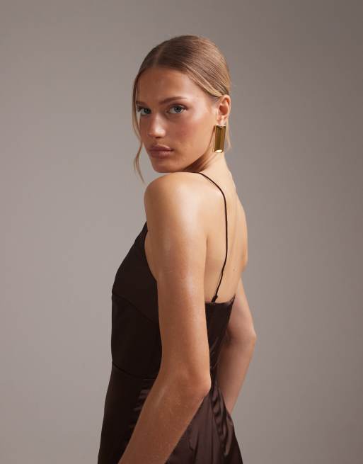 ASOS DESIGN - Bruidsmeisjes - Hoogsluitende maxi-kokerjurk met gestrikte bandjes in chocoladebruin, 5 van 5