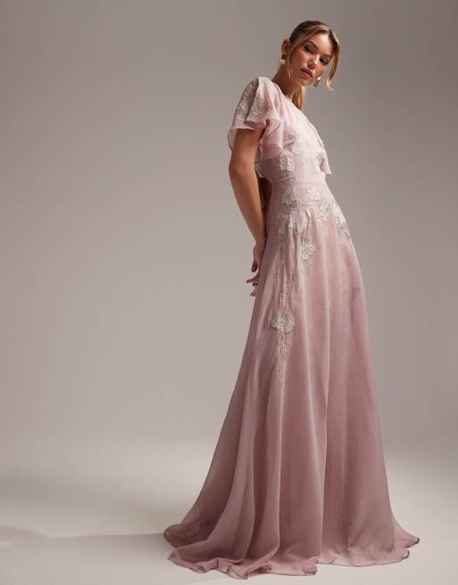 ASOS DESIGN - Bruidsmeisjes - Maxi jurk met uitlopende mouwen en bloemenapplicatie in roze