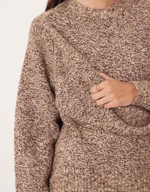 ASOS DESIGN - Brun afslappet lag-på-lag striktrøje med halstørklædedetalje, 3 af 4