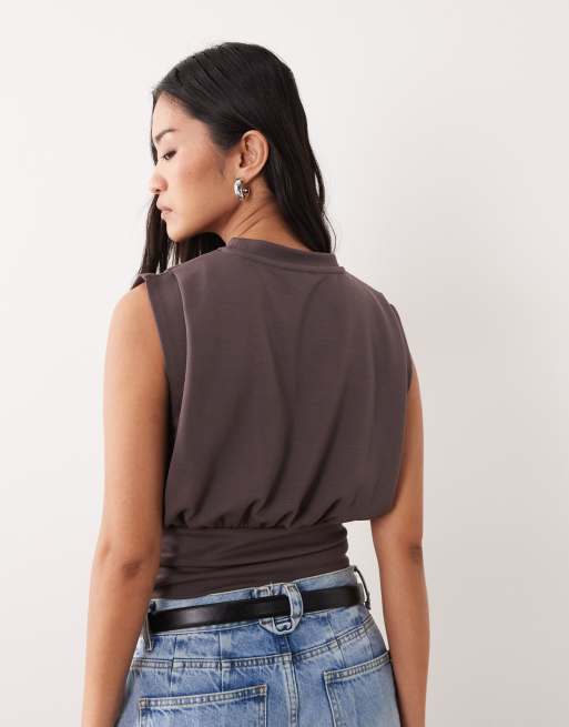 ASOS DESIGN – Brun, ärmlös crop top i modal med drapering och markerad midja, 4 av 4