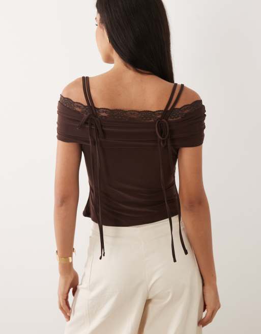 ASOS DESIGN – Brun, åtsmitande bandeau-topp med spetskant och axelband, 2 av 4