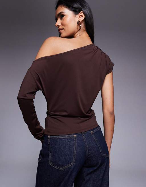 ASOS DESIGN – Brun, åtsmitande topp med asymmetrisk, enaxlad design och drapering, 4 av 4