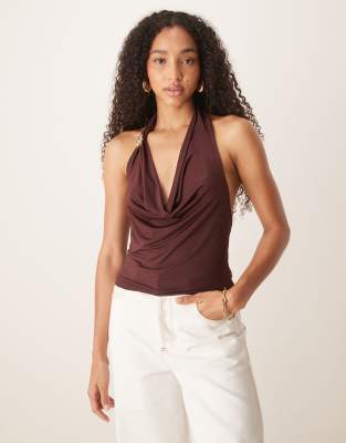 ASOS DESIGN – Brun, åtsmitande topp med draperad ringning och guldfärgad detalj - view 1
