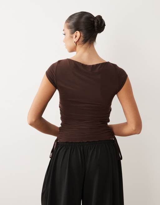 ASOS DESIGN – Brun, åtsmitande topp med rullfåll, holkärmar och rysch, 4 av 4