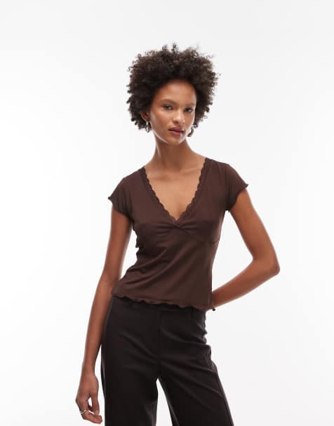 ASOS DESIGN – Brun, åtsmitande topp med spetskant och v-ringning - view 1