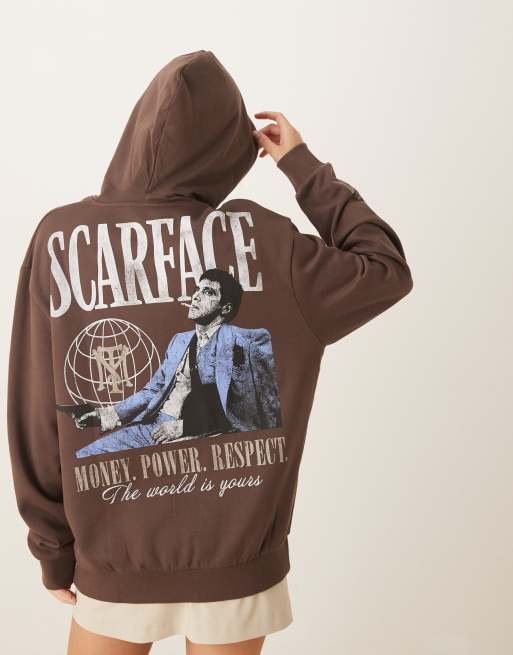 ASOS DESIGN – Brun, avslappnad huvtröja med Scarface-tryck i unisex-modell, 3 av 4