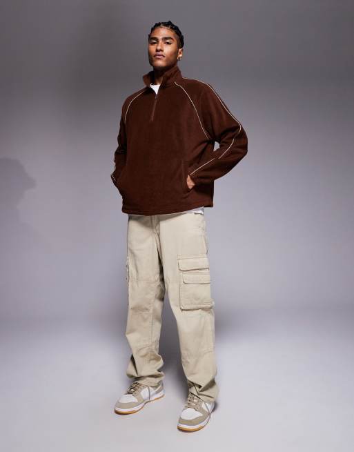 ASOS DESIGN – Brun, avslappnad sweatshirt i fleece med ståkrage och passpoaler, 2 av 5