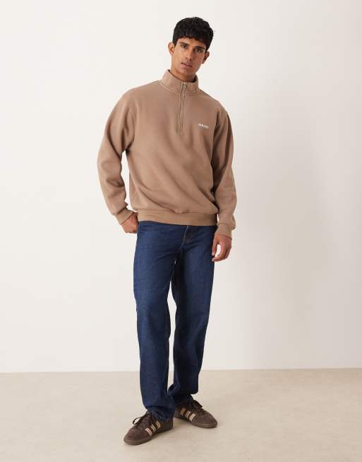 ASOS DESIGN – Brun, avslappnad sweatshirt med kort dragkedja och text på bröstet, 2 av 5