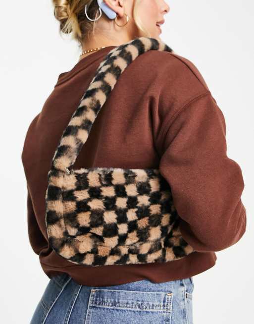 ASOS DESIGN – Brun axelväska i 90-talsstil av schackrutig fuskpäls , 3 av 4