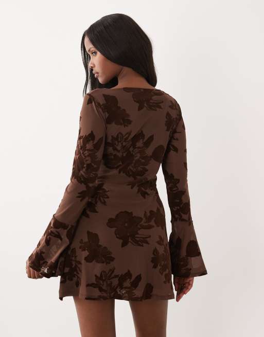 ASOS DESIGN – Brun, blommig, flockad miniklänning med utsvängda ärmar, 4 av 4