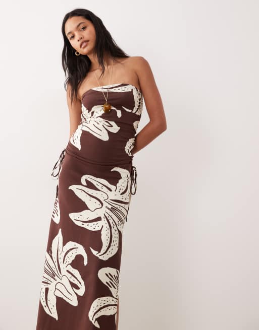 ASOS DESIGN – Brun, blommig midiklänning med bandeau-ringning och rynkning i sidan, 2 av 4