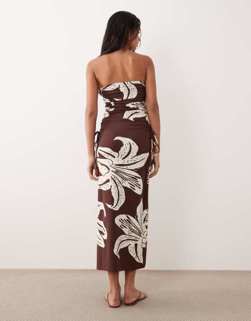 ASOS DESIGN – Brun, blommig midiklänning med bandeau-ringning och rynkning i sidan, 4 av 4